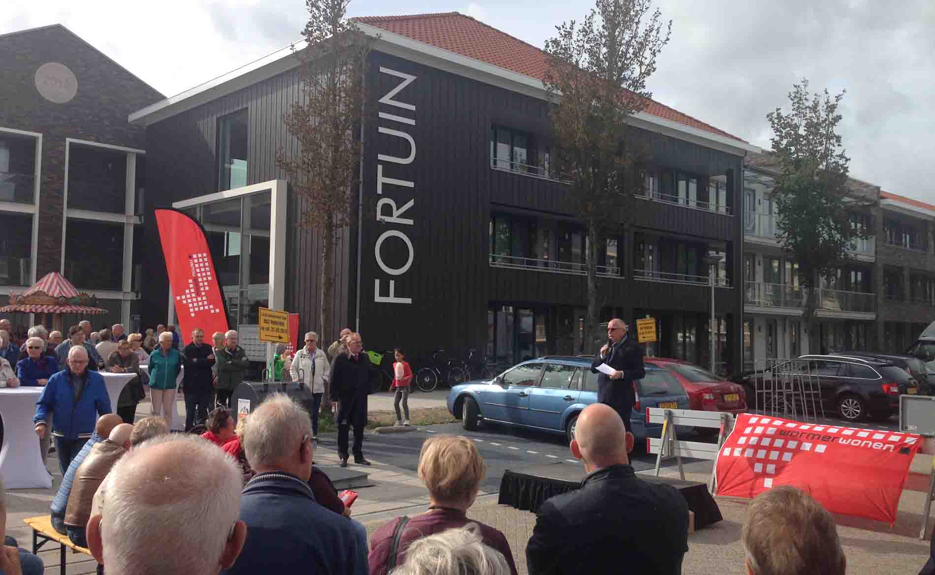 opening van de Molenbuurt in Wormer met energieneutraal appartemengebouw Fortuin van BBHD architecten