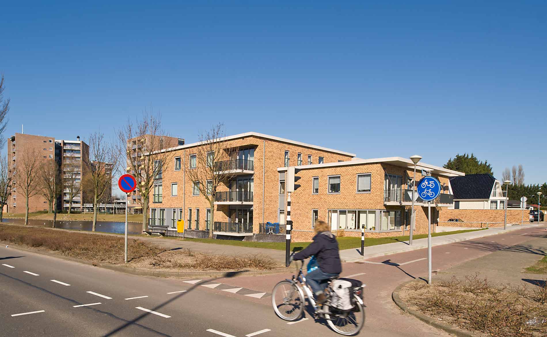 architect woningbouw Brugwoningen appartementen ouderenhuisvesting modern urban villa Heemskerk BBHD architecten WoonopMaat