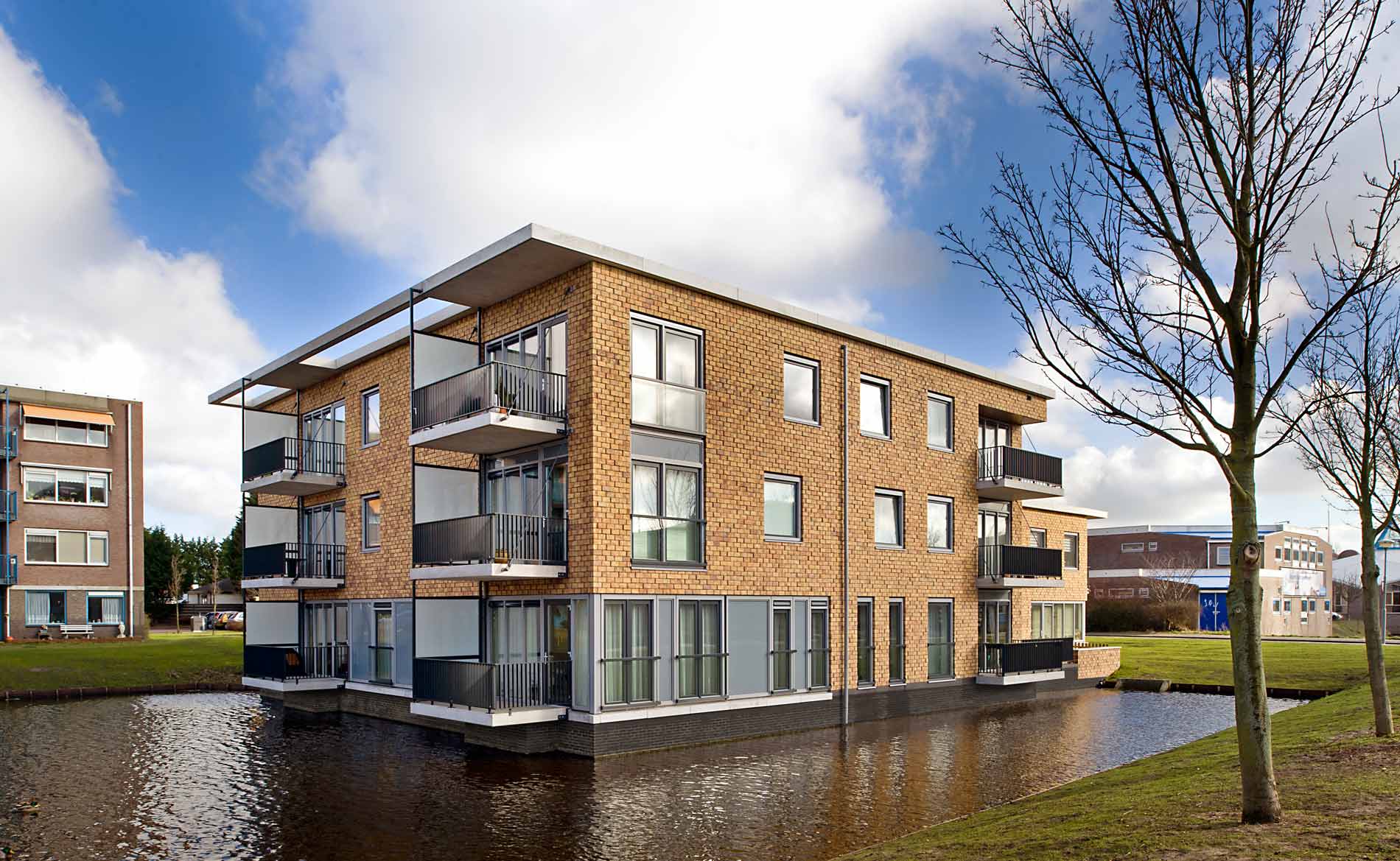 architect woningbouw Brugwoningen appartementen ouderenhuisvesting modern urban villa Heemskerk BBHD architecten WoonopMaat