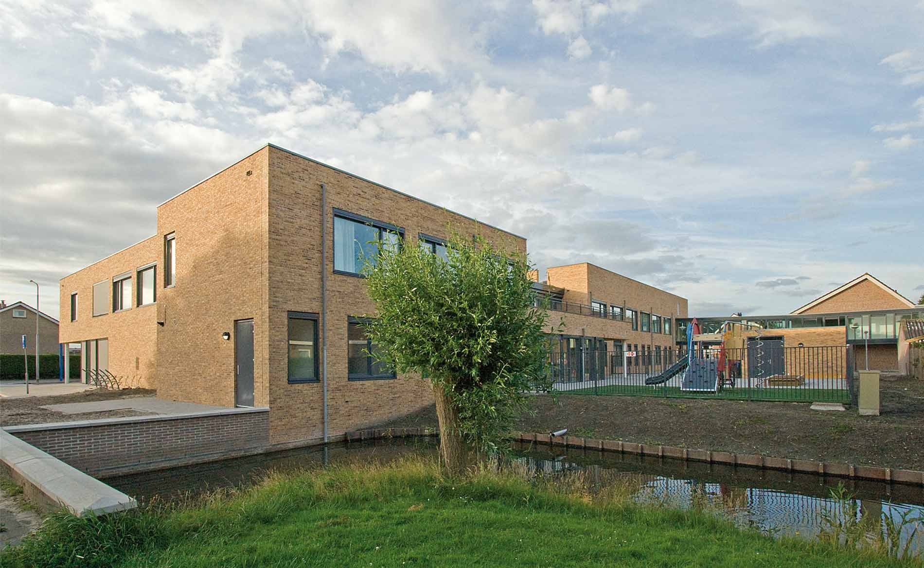 MFA woonzorggebouw ouderenhuisvesting appartementen huisarts apotheek peuterspeelzaal BBHD architecten Op-'t-Snijdersveld Obdam