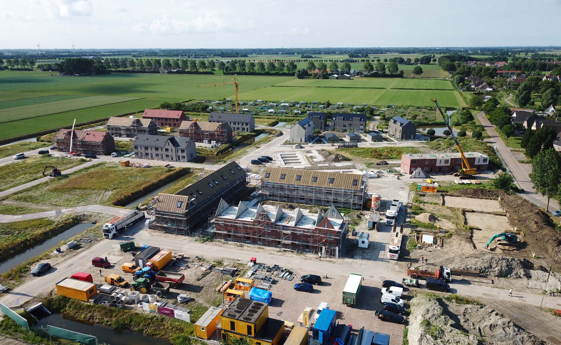 De 31 koopwoningen en 34 sociale huurwoningen van Trebbe in de wijk Landsheer verrijzen in een korte bouwtijd door een deels modulair bouwsysteem toe te passen. De wijk in wording is prachtig in beeld gebracht.